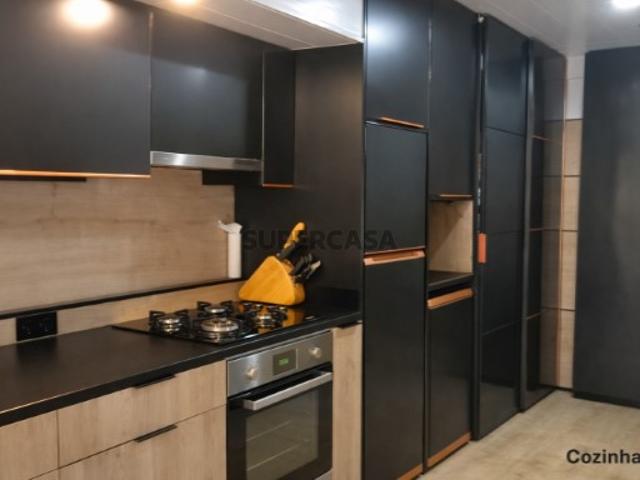 Apartamento T3 com Terraço Amplo e Exposição Solar na Ramada