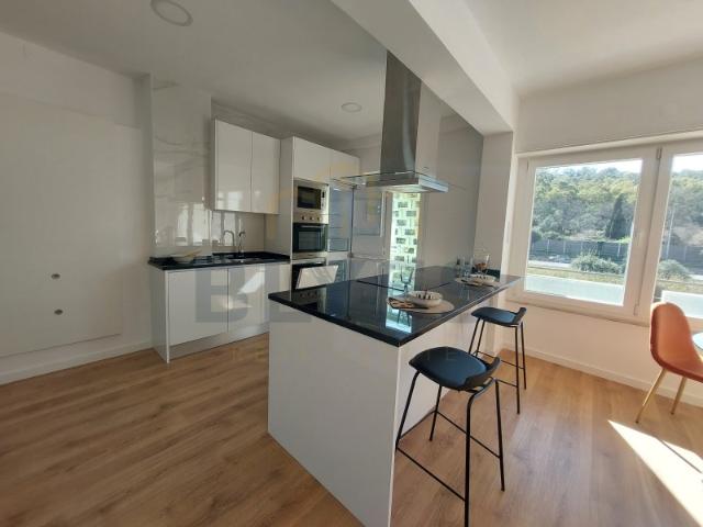 Apartamento T3 Em Remodelação Total, Benfica *Oferta da escritura