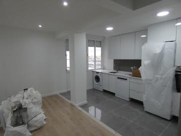 Apartamento T3, em Remodelação Total, Damaia 85m² Águas Livres