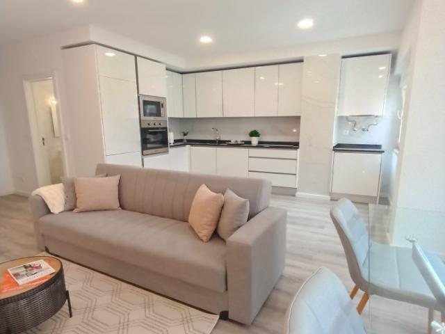 Apartamento T3, em remodelação total, zona de Benfica