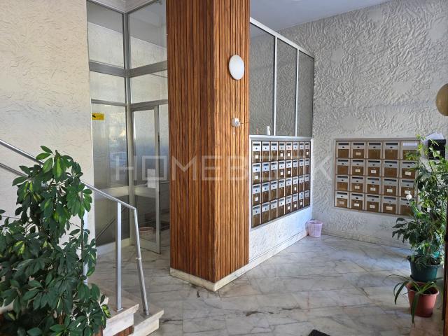 Apartamento T3 em renovação total, em Benfica