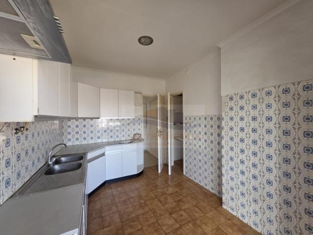 Apartamento T3 em Rio de Mouro com arrecadação pronto a habitar
