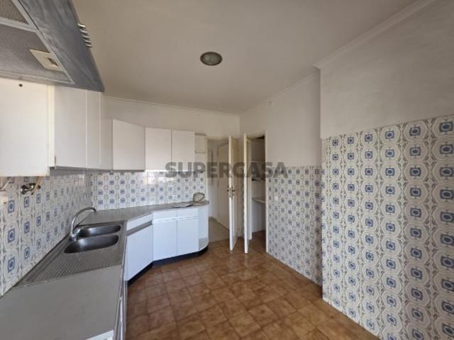 Apartamento T3 em Rio de Mouro com arrecadação pronto a habitar