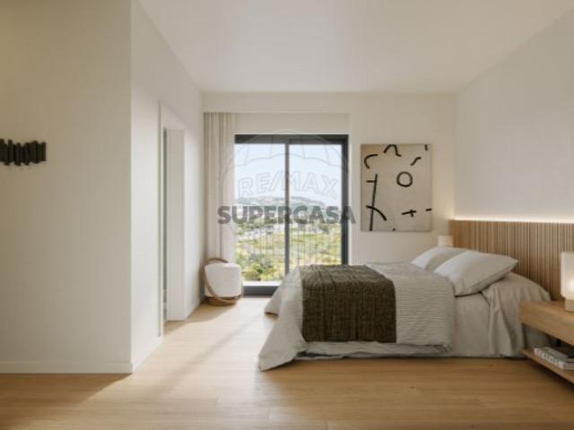 Apartamento T3 em Santo António dos Cavaleiros e Frielas