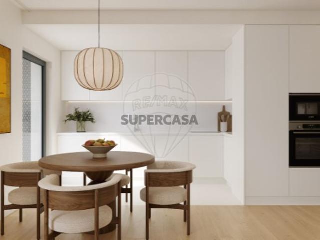 Apartamento T3 em Santo António dos Cavaleiros e Frielas