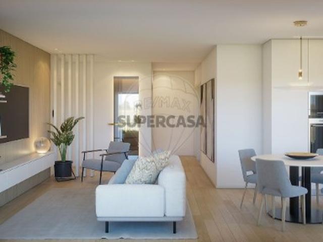Apartamento T3 em Santo António dos Cavaleiros e Frielas