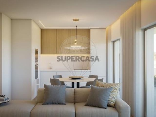 Apartamento T3 em Santo António dos Cavaleiros e Frielas