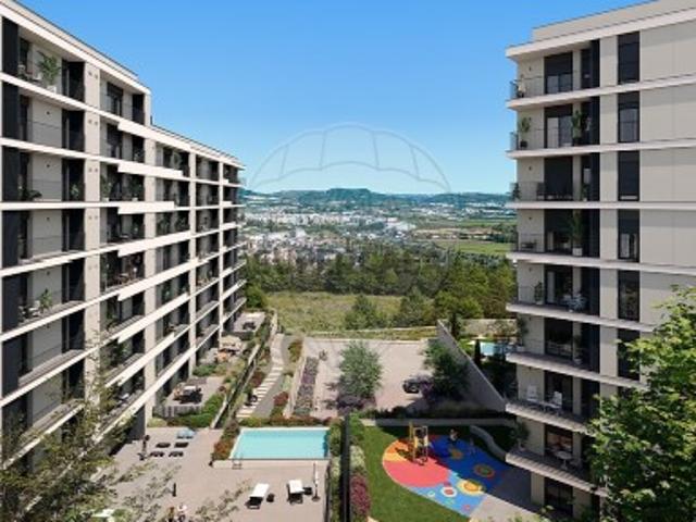 Apartamento T3 em Santo António dos Cavaleiros e Frielas