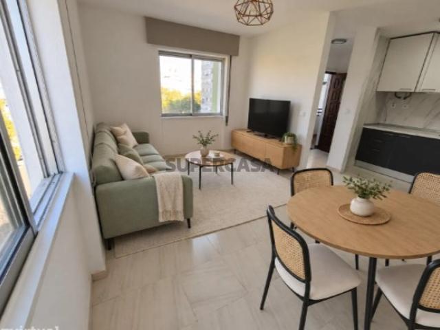 Apartamento T3 em Santo António dos Cavaleiros e Frielas