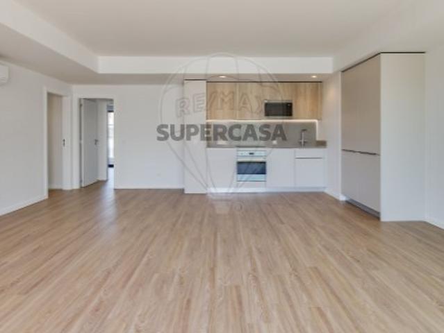 Apartamento T3 em Santo António dos Cavaleiros e Frielas