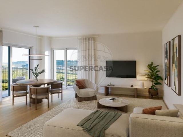 Apartamento T3 em Santo António dos Cavaleiros e Frielas