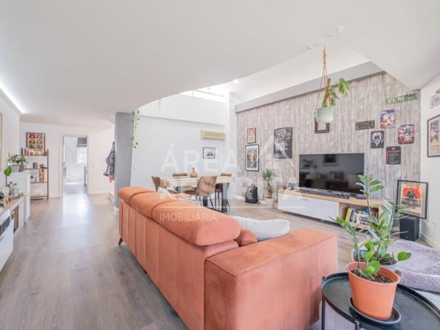 Apartamento T3 em Sesimbra com mezzanine, terraço e garagem