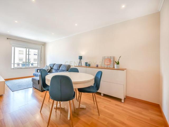 Apartamento T3 equipado e mobilado em Carnaxide | Prédio com elevador| Excelentes acessos a Lisboa e Cascais