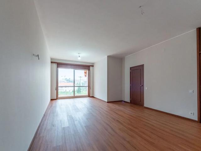 Apartamento T3 equipado em frente à Câmara de Gaia com lugar de garagem