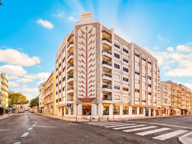 Apartamento T3 Exclusivo em Frente ao Jardim da Parada | Campo de Ourique | 2 Lugares de Garagem