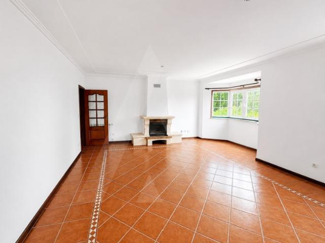 Apartamento T3 implex com garagem fechada em São Bernardo!