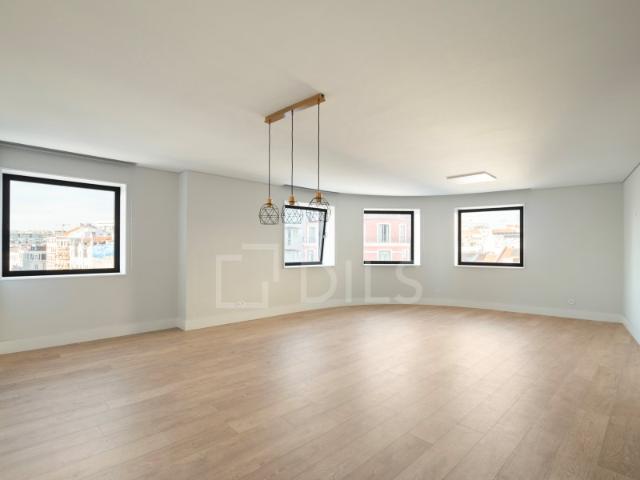 Apartamento T3, inserido em edifício novo, no Marquês de Pombal