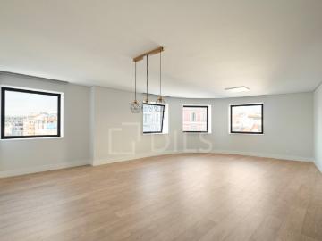 Apartamento T3, inserido em edifício novo, no Marquês de Pombal