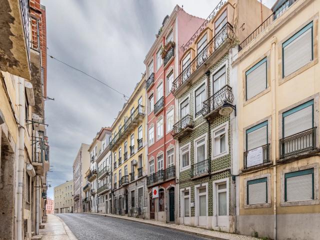 Apartamento T3 inserido num prédio tradicional, na Lapa, a 5 min da Basílica da Estrela