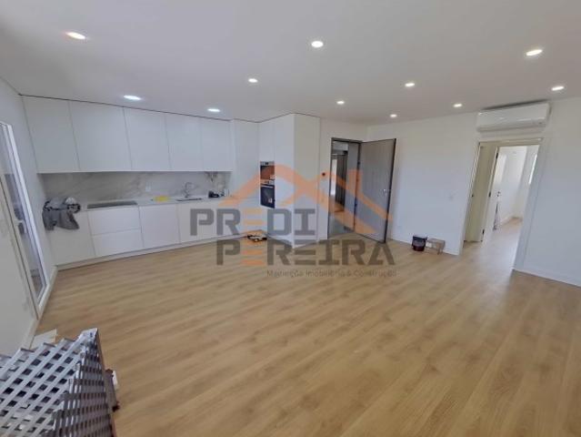Apartamento T3, localizado em Santo António dos Cavaleiros