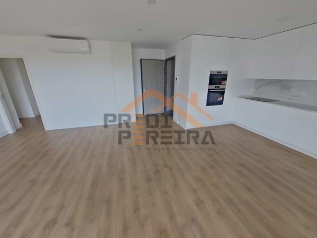 Apartamento T3, localizado em Santo António dos Cavaleiros