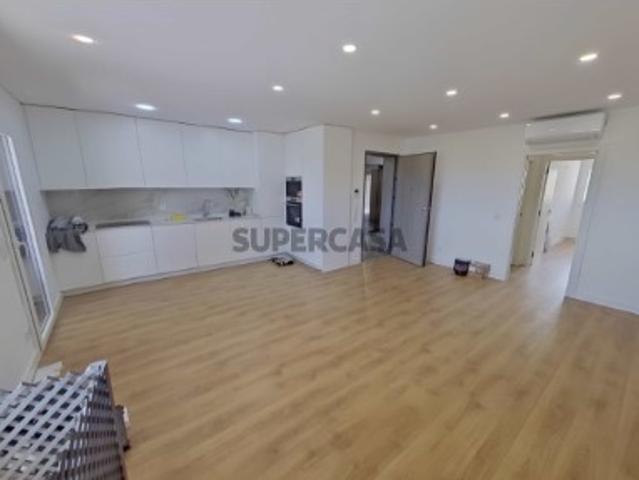 Apartamento T3, localizado em Santo António dos Cavaleiros