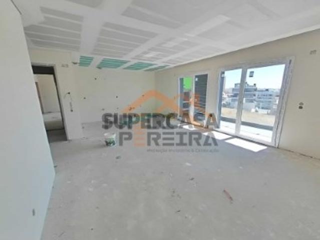 Apartamento T3, localizado em Santo António dos Cavaleiros