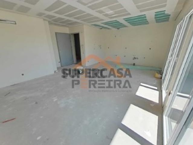 Apartamento T3, localizado em Santo António dos Cavaleiros