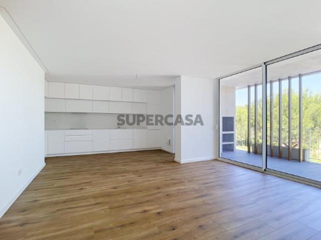 Apartamento T3 luminoso com terraço e garagem em Sesimbra