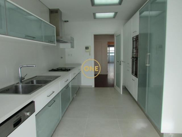 Apartamento T3 Luxo, junto ao colégio D. Diogo, condomínio privado com piscina e ginásio