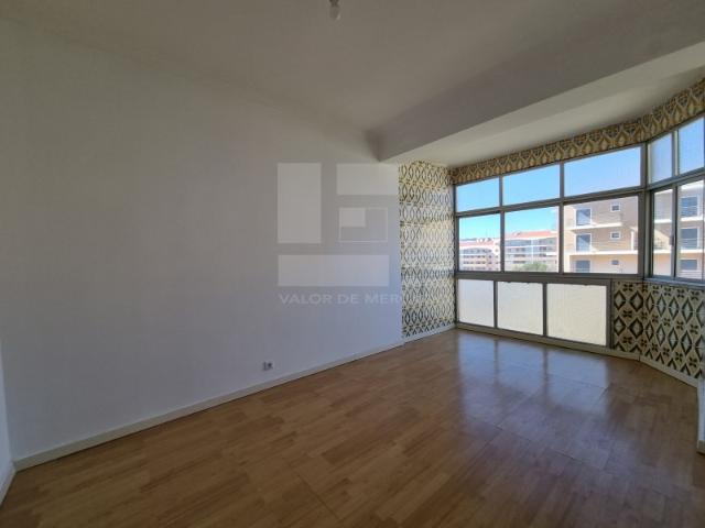 Apartamento T3 usado para venda em Mina de Água, Amadora
