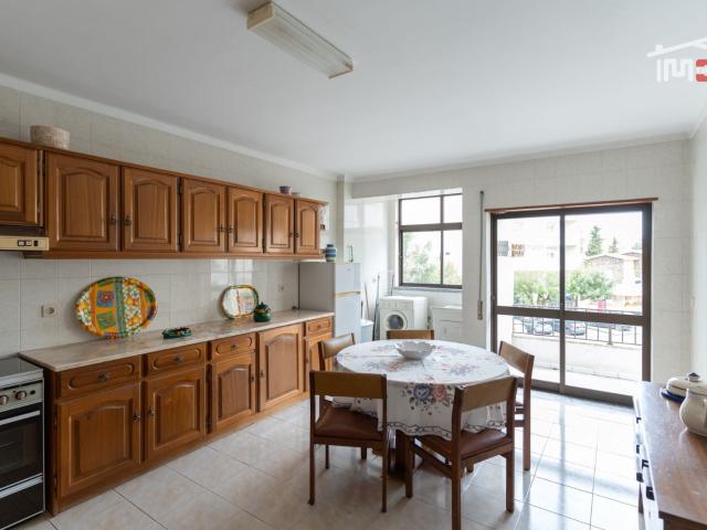 APARTAMENTO T3 MOBILADO COM ELEVADOR, SÓTÃO, LUGAR DE PARQUEAMENTO NA GARAGEM EM FÁTIMA