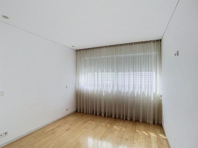 Apartamento T3 Mobilado com Varanda no Pinheiro Manso