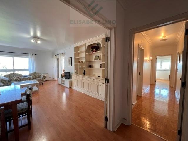 Apartamento T3 mobilado e equipado com vista mar, parqueamento e arrecad. situado em S.João Estoril
