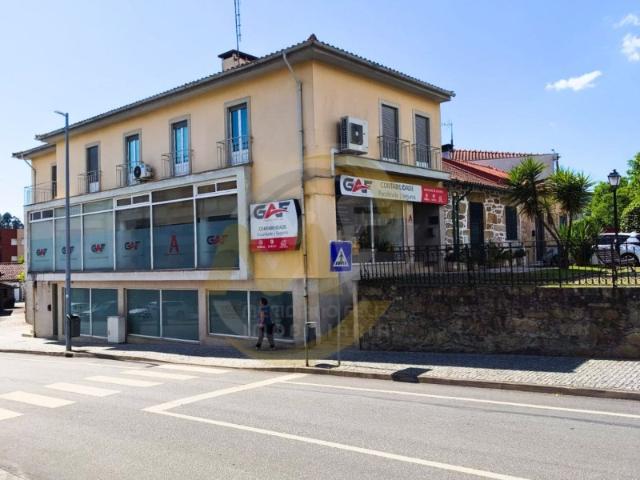 APARTAMENTO T3 MOBILADO | JUNTO À CÂMARA MUNICIPAL | FRAÇÃO ÚNICA POR PISO | COM TERRENO ANEXO PARA CULTIVO
