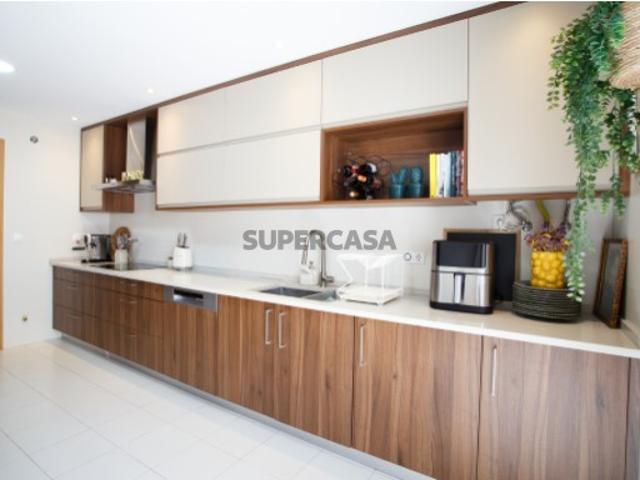 Apartamento T3 moderno com varanda, parqueamento e arrecadação