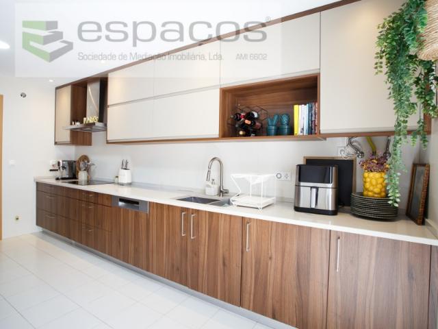 Apartamento T3 moderno com varanda, parqueamento e arrecadação