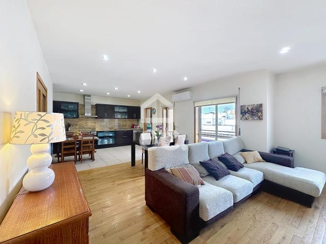 Apartamento T3 Moderno com Open Space, 3 Varandas e Suite