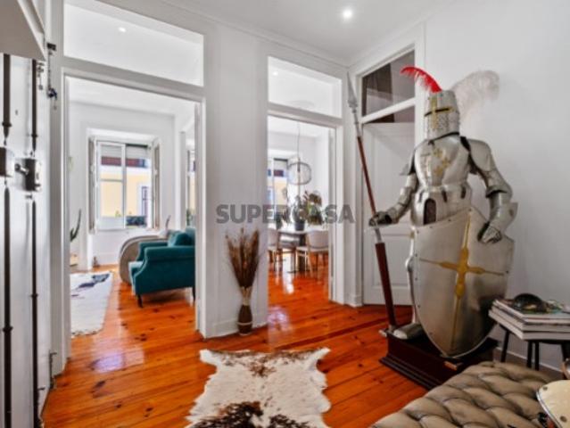 Apartamento T3 muito luminoso, a apenas 150m do Jardim da Estrela