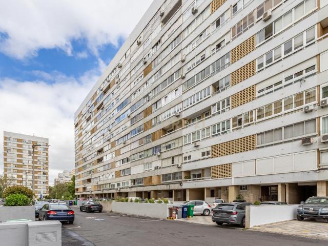 Apartamento T3 na Urbanização da Portela para arrendamento