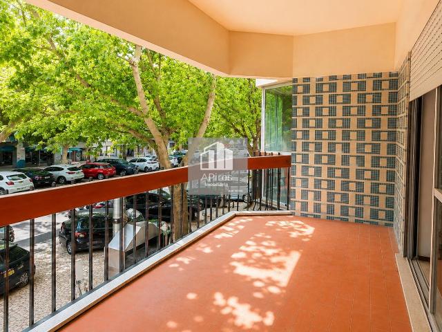 Apartamento T3 na Urbisado, Setúbal Luminosidade e Enorme Potencial