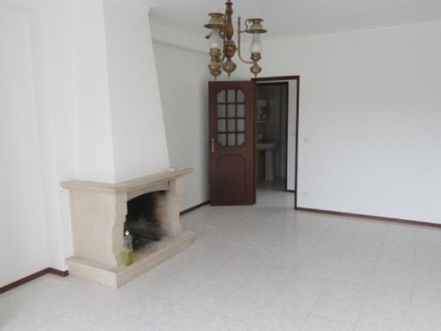 Apartamento T3 na vila de Monte Real
