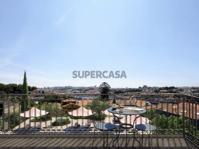 Apartamento T3 na Baixa do Porto com varanda e garagem