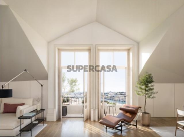 Apartamento T3 na Baixa do Porto com varanda e garagem