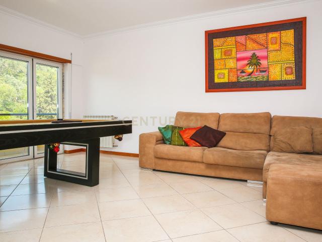 Apartamento T3 semi novo a 20m de Lisboa com excelentes áreas, 2 varandas grandes, 3 lugares de estacionamento e arrecadação