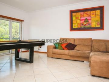 Apartamento T3 semi novo a 20m de Lisboa com excelentes áreas, 2 varandas grandes, 3 lugares de estacionamento e arrecadação