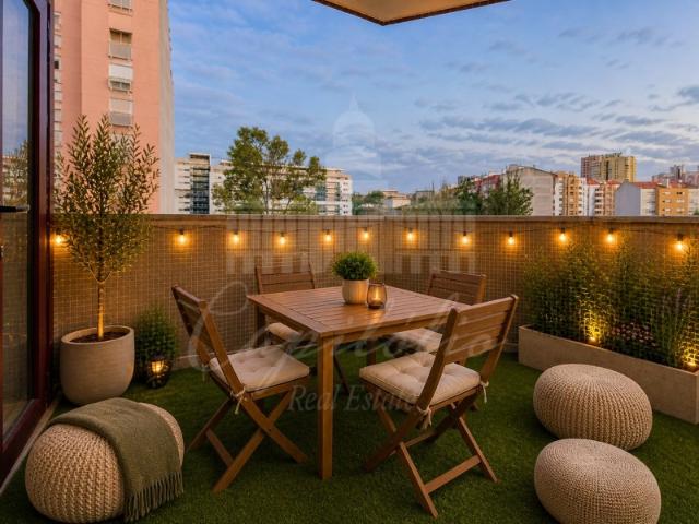 Apartamento T3 na Estrada da Luz, com Parqueamento e Arrecadação