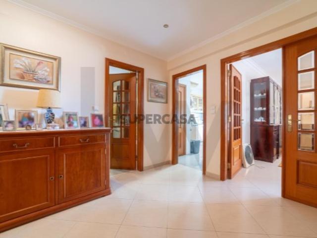 Apartamento T3 na Falagueira | 123 m² | 2 WC | Metro | Estacionamento