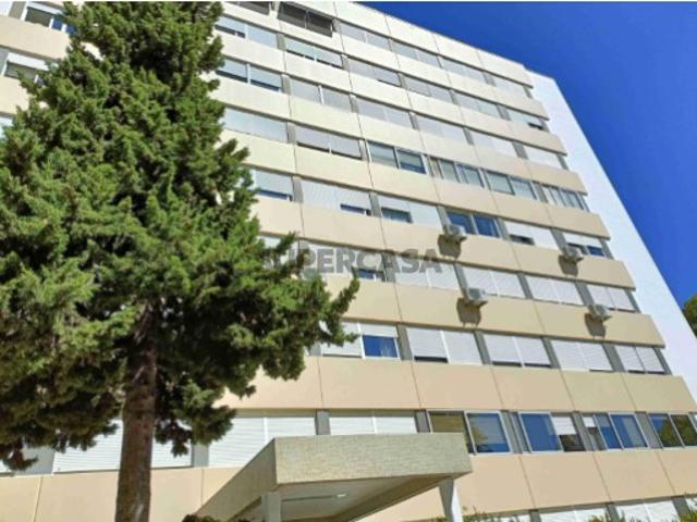 Apartamento T3 na Quinta da Luz, Carnide com garagem e arrecadação