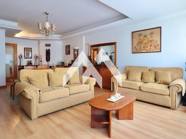 Apartamento T3 na Rinchoa com 2 lugares de parqueamento
